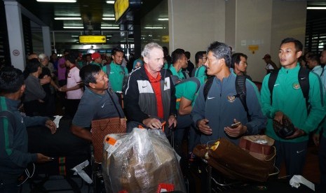 Pelatih Timnas Indonesia Alfred Riedl (kedua kiri) bersama anggota tim tiba di Terminal 2D Bandara Soekarno-Hatta, Tangerang, Banten, Kamis (8/12) malam.