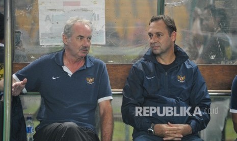 Pelatih timnas Indonesia, Alfred Riedl (kiri) dan asisten pelatih Wolfgang Pikal.