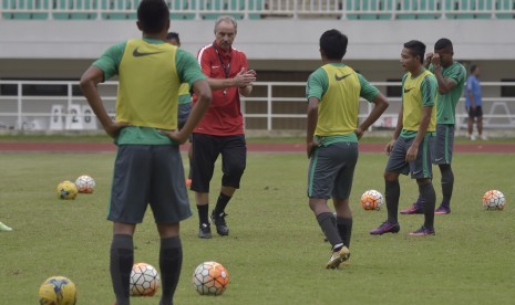 Pelatih timnas Indonesia Alfred Riedl memberikan arahan kepada pemain ketika memimpin latihan perdana usai lolos grup A AFF Suzuki Cup 2016 di Stadion Pakansari, Kabupaten Bogor, Jabar, Selasa (29/11). 