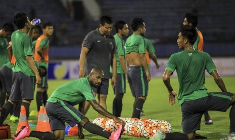 Pelatih Timnas Indonesia Alfred Riedl memberikan pengarahan saat sesi latihan di Stadion Manahan, Solo, Jawa Tengah, Senin (5/9). 