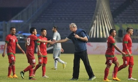 Pelatih timnas Indonesia Alfred Riedl menyalami para pemainnya seusai laga ujicoba melawan Suriah di Stadion Utama Gelora Bung Karno, Jakarta, Sabtu (15/11).