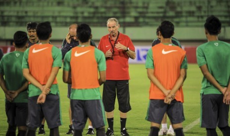 Pelatih Timnas Indonesia, Alfred Riedl (tengah), memberikan pengarahan saat sesi latihan di Stadion Manahan, Solo, Jawa Tengah, Senin (5/9). 