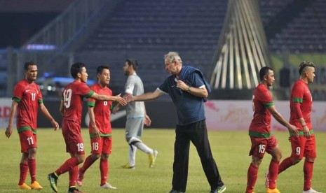 Pelatih timnas Indonesia, Alfred Riedl (tengah), menyalami para pemainnya seusai laga ujicoba melawan Suriah di Stadion Utama Gelora Bung Karno, Jakarta, Sabtu (15/11). 