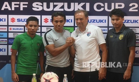 Pelatih timnas Indonesia Bima Sakti (kedua kiri) dan pesepak bola timnas Evan Dimas (kiri) berpose dengan Pelatih Thailand Milovan Rajevac (kedua kanan) dan pesepak bola Thailand Thitipan Puangchan (kanan) usai sesi konferensi pers menjelang laga lanjutan Piala AFF 2018 di Stadion Nasional Rajamangala, Bangkok, Thailand, Jumat (16/11/2018). 