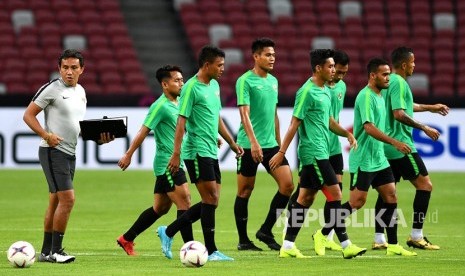 Pelatih timnas Indonesia Bima Sakti (kiri) memimpin jalannya latihan timnas Indonesia di Stadion Nasional, Singapura, Kamis (8/11/2018). 