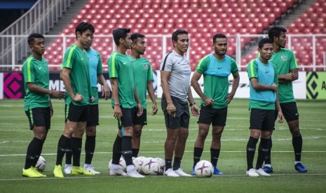 Pelatih Timnas Indonesia Bima Sakti (tengah) bersama sejumlah pemain dalam sesi latihan di Stadion Utama Gelora Bung Karno, Jakarta, Sabtu (24/11/2018).