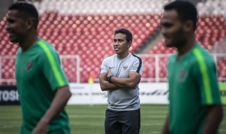 Pelatih Timnas Indonesia Bima Sakti (tengah) mengamati sesi latihan Timnas Indonesia di Stadion Utama Gelora Bung Karno, Jakarta, Sabtu (24/11/2018). 