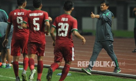 Pelatih timnas Indonesia Indra Sjafri mengacungkan jempol kearah pemain Rafly Mursalim seusai sang pemain mencetak gol ke gawang Kamboja dalam laga uji coba di Stadion Patriot Chandrabhaga, Bekasi, Rabu (4/10). Indonesia menang dengan skor 2-0.