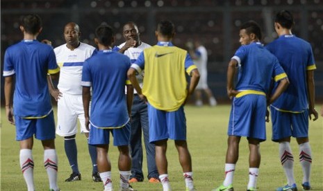  Pelatih timnas Indonesia, Jacksen F. Tiago (keempat kiri), memberikan intruksi kepada pemainnya saat latihan di Stadion Utama Gelora Bung Karno, Jakarta, Kamis (11/7). 