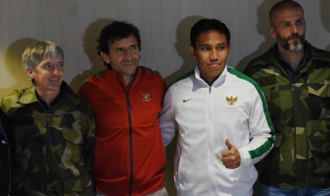 Pelatih Timnas Indonesia Luis Milla (kedua kiri) berfoto bersama dengan tiga Asisten Pelatih Bima Sakti (kedua kanan), Eduardo Perez (kanan), dan Miguel Gandia seusai konferensi pers di Kantor PSSI, Jakarta, Kamis (9/2).