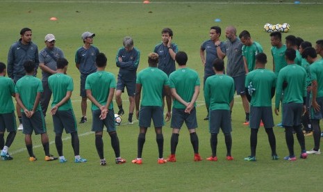 Pelatih timnas Indonesia Luis Milla (kelima kiri) memimpin latihan timnas Indonesia di Lapangan ABC Senayan, Jakarta, Jumat (12/1). 