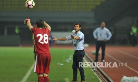 Pelatih timnas Indonesia Luis Milla memberikan instruksi kepada pemain (ilustrasi).