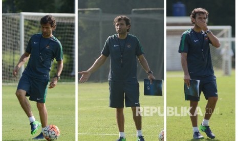 Pelatih Timnas Indonesia Luis Milla memimpin seleksi tahap pertama Tim Nasional U-22 di Lapangan Sekolah Pelita Harapan, Karawaci, Tangerang, Banten, Rabu (22/2). 