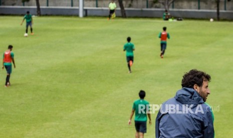 Pelatih Timnas Indonesia Luis Milla menyaksikan pertandingan internal Timnas U-23, di Lapangan ABC, Senayan, Jakarta, Ahad (21/1). 