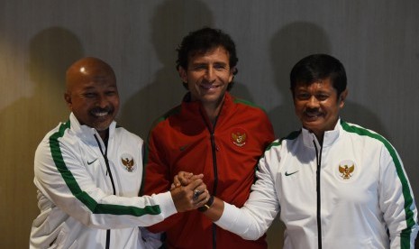 Pelatih Timnas Indonesia Luis Milla (tengah) berjabat tangan dengan Pelatih Timnas U-19 Indra Sjafrie (kanan) dan Pelatih Timnas U-16 Fakhri Husaini (kiri) di sela-sela konferensi pers di Kantor PSSI, Jakarta, Kamis (9/2). Dalam kesempatan itu mereka memap