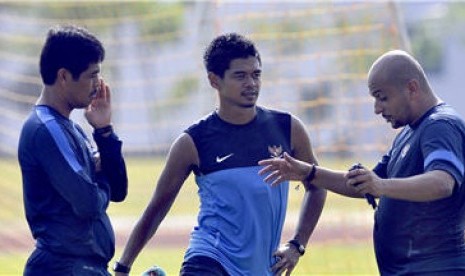 Pelatih timnas Indonesia, Nil Maizar (kiri), berbincang dengan asisten pelatih Fabio Oliveira (kanan) dan striker Bambang Pamungkas (tengah) di sela latihan di lapangan Institut Penilaian Negara, Selangor, Malaysia, Jumat (30/11). 