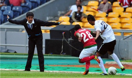 Pelatih timnas Indonesia, Nil Maizar (kiri), memberikan instruksi kepada para pemainnya saat laga persahabatan jelang Piala AFF 2012.