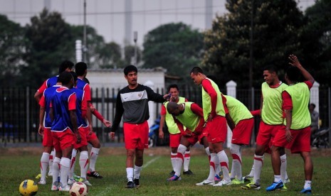 Pelatih Timnas Indonesia Nil Maizar memberikan instruksi kepada para pemain saat menggelar sesi latihan ringan di lapangan PSSI, Senayan, Jakarta, Rabu (1/8). Latihan tersebut dalam rangka persiapan menghadapi tim liga spanyol, Valencia, Selasa (4/8) menda