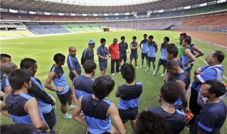 Pelatih Timnas Indonesia, Nil Maizar, memberikan pengarahan kepada para pemainnya. 