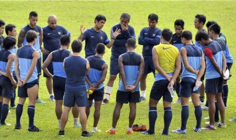 Pelatih timnas Indonesia, Nil Maizar (tengah), memberikan intruksi kepada para pemainnya. 