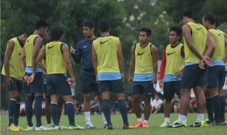  Pelatih Timnas Indonesia, Nil Mizar, memberikan instruksi saat memimpin latihan timnas di Stadion Universitas Sumatera Utara (USU) Medan, Sumatera Utara, jelang kualifikasi Piala Asia 2015. 