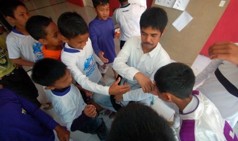 Pelatih Timnas Indonesia non aktif, Nil Maizar, bertemu dan berfoto bersama sekaligus memberikan dukungan dan motivasi kepada pesepakbola usia dini dari sejumlah SSB saat pertandingan 16 besar Danone Nations Cup tingkat Sumbar di Stadion GOR Agus Salim, Pa