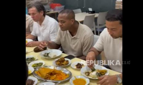 Pelatih timnas Indonesia Patrick Kluivert (tengah) makan Nasi Padang bersama dua asistennya.