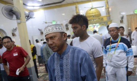  Pelatih timnas Indonesia Rahmad Darmawan berjalan keluar seusai melaksanakan shalat Jumat di Masjid Jamee, Lewe, Naypyitaw, Myanmar, Jumat (20/2).   (Antara/Prasetyo Utomo)