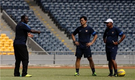 Pelatih Timnas Indonesia, Rahmad Darmawan (kanan), dan Jacksen F. Tiago (kiri) saat melakukan sesi latihan timnas di Stadion Gelora Bung Karno (GBK), Jakarta, Rabu (20/3). 