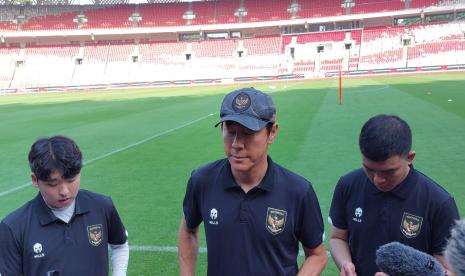 Pelatih Timnas Indonesia, Shin Tae-yong dalam konferensi pers latihan Timnas Indonesia di Stadion Utama Gelora Bung Karno (SU GBK), Selasa (20/12/2022). 