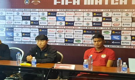 Pelatih timnas Indonesia Shin Tae yong dan pemain timnas Indonesia Fachruddin di konferensi pers jelang laga di Hotel Ibis Trans, Kota Bandung, Selasa (31/5/2022), 