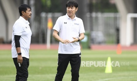 Pelatih Timnas Indonesia Shin Tae-yong (kanan) berbincang dengan Indra Sjafri. Ketum PSSI Erick Thohir telah menetapkan Indra Sjafri sebagai pelatih timnas Indonesia U-23 yang akan berlaga di Asian Games 2022 pada 23 September hingga 8 Oktober 2023 di Cina menggantikan Shin Tae-yong.