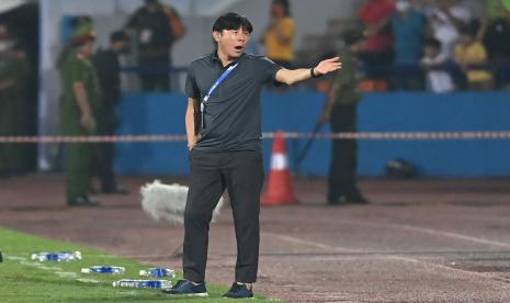 Pelatih Timnas Indonesia Shin Tae Yong memberikan arahan kepada para pesepak bola asuhannya saat melawan Timnas Vietnam dalam laga perdana Grup A Sepak Bola SEA Games 2021 di Stadion Viet Tri, Phu Tho, Vietnam, Jumat (6/5/2022). Indonesia kalah dengan skor 0-3. 