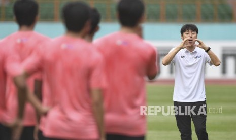 Pelatih Timnas Indonesia Shin Tae Yong (kanan).