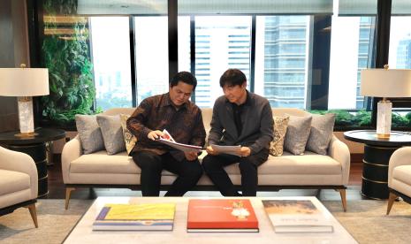 Shin Tae-yong (kanan) saat bersama Ketum PSSI Erick Thohir (ilustrasi).