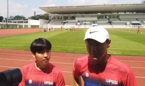 Pelatih timnas Indonesia, Shin-Tae Yong (topi putih) saat latihan di Stadion Madya Gelora Bung Karno, Jakarta, Sabtu (15/2). 