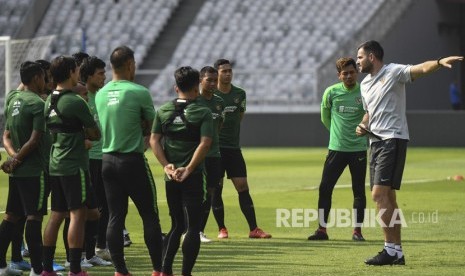 Pelatih Timnas Indonesia Simon McMenemy (kanan) memberikan instruksi kepada pemain timnas saat pemusatan latihan di Stadion Utama Gelora Bung Karno, Senayan, Jakarta, Rabu (2/10/2019).