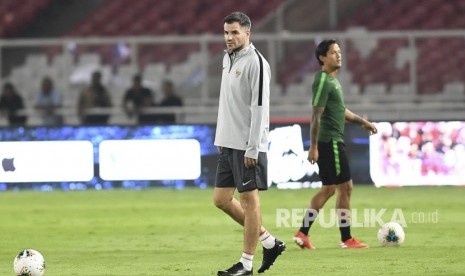 Pelatih timnas Indonesia Simon McMenemy (kiri) memimpin sesi latihan resmi di Stadion Utama Gelora Bung Karno, Senayan, Jakarta, Rabu (4/9/2019).