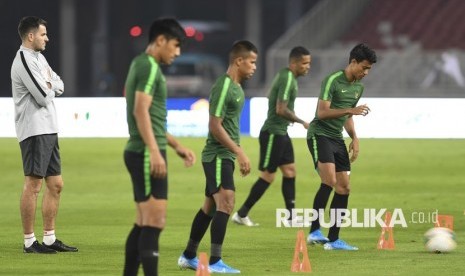 Pelatih timnas Indonesia Simon McMenemy (kiri) menyaksikan anak asuhnya berlatih saat sesi latihan resmi di Stadion Utama Gelora Bung Karno, Senayan, Jakarta, Rabu (4/9/2019). 