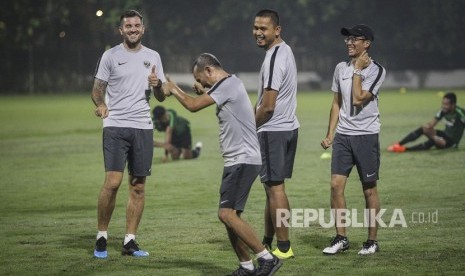 Pelatih timnas Indonesia Simon McMenemy (kiri) saat mengikuti sesi latihan di lapangan ABC Gelora Bung Karno (GBK), Senayan, Jakarta, Jumat (7/6/2019). 