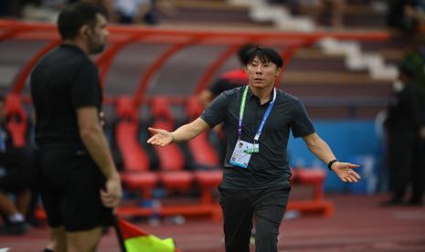 Pelatih Timnas Indonesia Shin Tae Yong (kanan) memprotes wasit saat pertandinganimnas Indonesia melawan Timnas Filipina dalam lanjutan Grup A Sepak Bola SEA Games 2021 Vietnam di Stadion Viet Tri, Phu Tho, Vietnam, Jumat (13/5/2022). Indonesa menang atas Filipina dengan skor 4-0. 