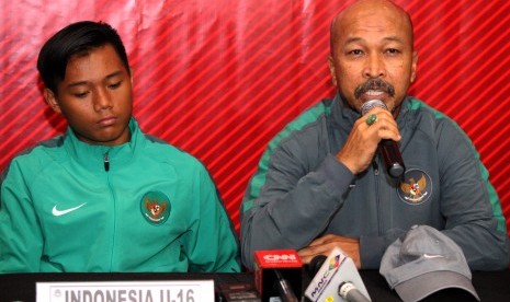 Pelatih Timnas Indonesia U-16 Fakhri Husaini (kanan).