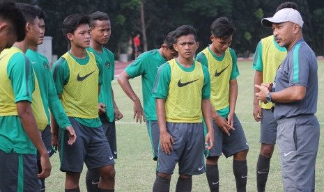 Pelatih Timnas Indonesia U-16 Fakhri Husaini (kanan) bersama anak asuhnya.