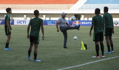 Pelatih timnas Indonesia U-19 Fakhri Husaini (tengah) dalam sesi latihan timnya di Stadion Mandala Krida, Yogyakarta, Selasa (10/9).