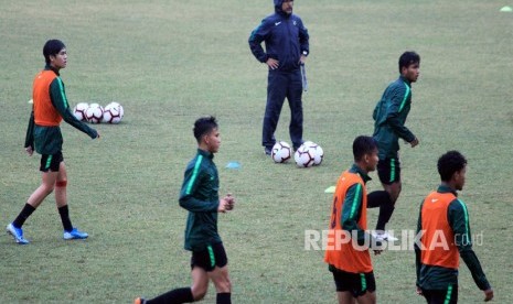 Pelatih Timnas Indonesia U-19 Fakhri Husaini (tengah) memantau latihan pemain di Stadion Pajajaran, Kota Bogor, Jawa Barat, Kamis (26/9/2019).