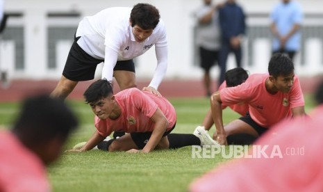 Pelatih Timnas Indonesia U-19 Gong Oh-kyun memberikan instruksi saat seleksi pemain Timnas Indonesia U-19 di Stadion Wibawa Mukti, Cikarang, Bekasi, Jawa Barat, Senin (13/1/2020).