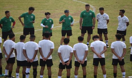 Pelatih timnas Indonesia U-19 Shin Tae-yong (tengah) memberikan instruksi saat latihan di Lapangan ABC, Senayan, Jakarta, Selasa (30/8/2022). Latihan tersebut merupakan persiapan untuk menghadapi laga kualifikasi Piala Asia U-20 2023 dan Piala Dunia U-20 2023.