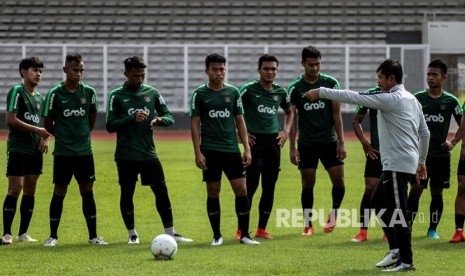 Pelatih Timnas Indonesia U-22 Indra Sjafri (kedua kanan) memberikan intruksi kepada pemain saat sesi latihan di Lapangan Madya, Komplek SUGBK, Senayan, Jakarta, Selasa (8/1/2019).