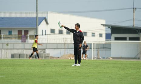 Pelatih timnas Indonesia U-22 Indra Sjafri mengawasi latihan timnya di The Dream Visakha Training Camp, Phnom Penh, Kamboja, untuk persiapan laga Grup A SEA Games 2023 Kamboja.