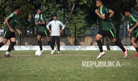 Pelatih Timnas Indonesia U-22 Indra Sjafri (tengah) memberikan intruksi kepada para pemain Timnas Indonesia U-22 saat latihan di Lapangan ABC, Komplek SUGBK, Senayan, Jakarta, Senin (7/1/2019). 